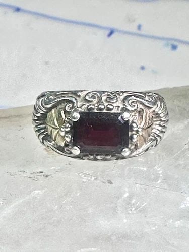 BLACK HILLS GOLD RING WEDDING BAND GARNET LEAVES SIZE_5.5 STERLING SILVER WOMEN: BLACK HILLS GOLD RING WEDDING BAND GARNET LEAVES SIZE_5.5 STERLING SILVER WOMEN Black Hills Gold ring wedding band garnet leaves size_5.5 sterling silver women Size 5.5 Weight 5.1g Length 3/8" Thinnes