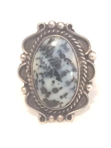 VINTAGE STERLING SILVER SOUTHWEST TRIBAL AGATE RING SIZE 8 8.9G: VINTAGE STERLING SILVER SOUTHWEST TRIBAL AGATE RING SIZE 8 8.9G Vintage Sterling Silver Southwest Tribal Ring Perhaps an agate ? Size 8 Weight 8.9g Length 1 1/8" Width 7/8"