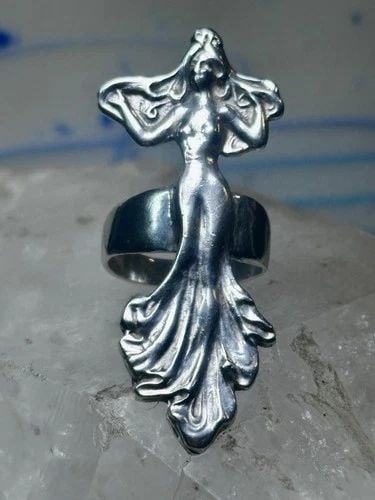 DANCING WOMAN RING LONG FIGURATIVE SIZE 7 STERLING SILVER WOMEN: DANCING WOMAN RING LONG FIGURATIVE SIZE 7 STERLING SILVER WOMEN Dancing woman ring long figurative size 7 sterling silver women Size 7 Weight. 10.7g Length 2" Width. 1 1/8" Thinnest part of band 3/16"