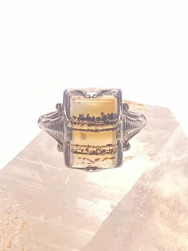 AGATE RING SIZE 5.25 ART DECO PINKY STERLING SILVER WOMEN: AGATE RING SIZE 5.25 ART DECO PINKY STERLING SILVER WOMEN Agate ring Art Deco pinky sterling silver women Size 5.25 Between a size 5.25 and a size 5.50 Weight 3g Length 5/8" Width 3/8" Thinnest part o