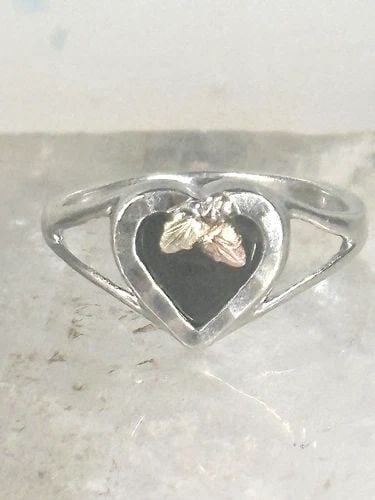 BLACK HILLS GOLD RING LEAVES HEART VALENTINE ONYX PINKY BAND SIZE 5.2 STERLING S: BLACK HILLS GOLD RING LEAVES HEART VALENTINE ONYX PINKY BAND SIZE 5.2 STERLING S Black Hills Gold ring leaves heart Valentine onyx pinky band size 5.25 sterling silver women girls Size 5.25 Weight 2.1