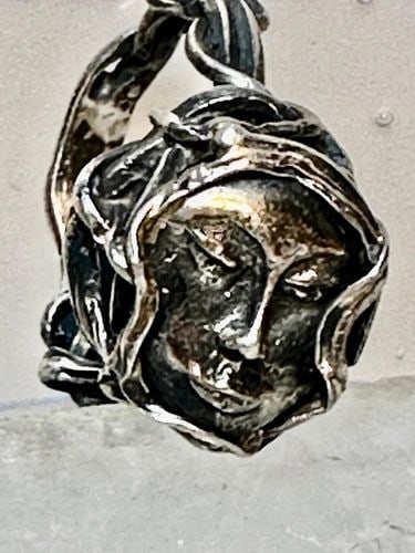 LADY FACE RING BRUTALIST STYLE SIZE 10.75 STERLING SILVER WOMEN: LADY FACE RING BRUTALIST STYLE SIZE 10.75 STERLING SILVER WOMEN Lady face ring brutalist style size 10.75 sterling silver women Size 10.75 Between a size 10.75 and a size 11 Weight 9.7g Length 1/2" Wi