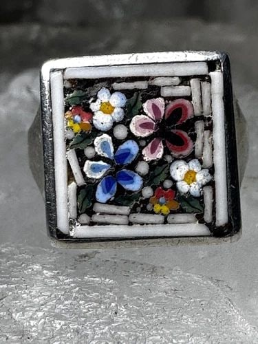 FLOWER RING MOSAIC SIZE 3.75 PINKY BAND STERLING SILVER WOMEN GIRLS: FLOWER RING MOSAIC SIZE 3.75 PINKY BAND STERLING SILVER WOMEN GIRLS Flower ring Mosaic size 3.75 pinky band sterling silver women girls Size 3.75 Weight 22g Length. 1 3/8" Width. 5/8" Thinnest part of