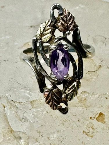 BLACK HILLS GOLD RING LONG FLORAL FLOWER BAND SIZE 5 STERLING SILVER WOMEN GIRL: BLACK HILLS GOLD RING LONG FLORAL FLOWER BAND SIZE 5 STERLING SILVER WOMEN GIRL Black Hills Gold ring long floral flower band Size 5 Sterling Silver women girls Size 5 Weight 3.6g Length. 7/8" Width 3