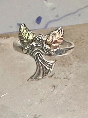 ANGEL RING BLACK HILLS GOLD PINKY SIZE SIZE 5.7 STERLING SILVER WOMEN GIRLS: ANGEL RING BLACK HILLS GOLD PINKY SIZE SIZE 5.7 STERLING SILVER WOMEN GIRLS Angel ring Black Hills Gold Pinky Size 5.7 sterling silver women girls Size 5.75 Between a size 5.75 and a size 6 Weight 3.2