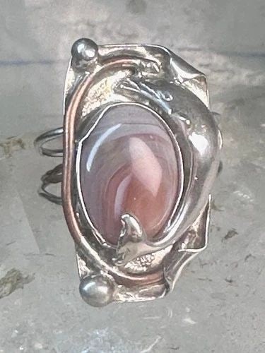 LONG DOLPHIN RING AGATE SIZE 7 VINTAGE STERLING SILVER WOMEN: LONG DOLPHIN RING AGATE SIZE 7 VINTAGE STERLING SILVER WOMEN Long Dolphin ring Agate Size 7 Vintage sterling silver women Size 7 Between a size 7 and a size 7.25 Weight 6g Length 1" Width. 5/8" Band i