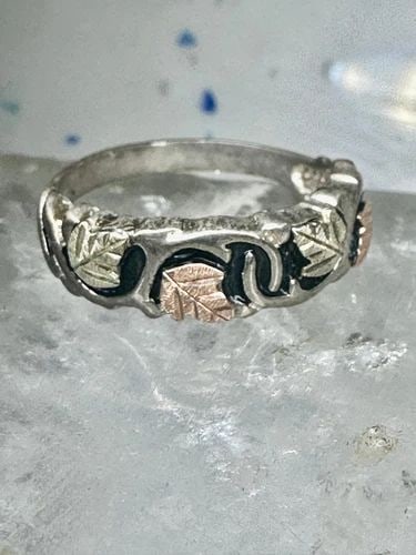 BLACK HILLS GOLD RING LEAVES WEDDING BAND SIZE 9.75 STERLING SILVER WOMEN MEN: BLACK HILLS GOLD RING LEAVES WEDDING BAND SIZE 9.75 STERLING SILVER WOMEN MEN Black Hills Gold ring Leaves Wedding band size 9.75 sterling silver women men Size. 9.75 Weight 4.3g Widest part 1/4" Thin