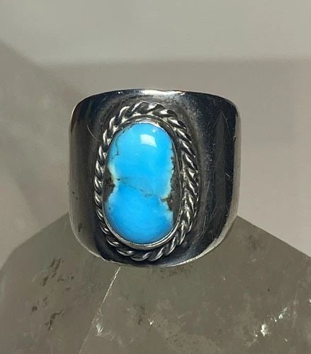 TURQUOISE RING CIGAR BAND NAVAJO STERLING SILVER WOMEN GIRLS: TURQUOISE RING CIGAR BAND NAVAJO STERLING SILVER WOMEN GIRLS Turquoise ring cigar band Navajo sterling silver women girls Size 9.50 Weight 13.5g Length 7/8" Thinnest part of band 1/4" Stone length. 5/