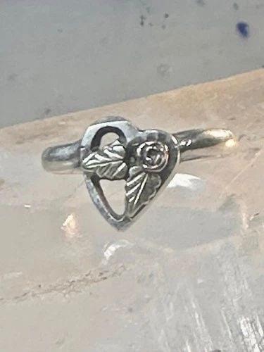 BLACK HILLS GOLD RING HEART LEAVES BAND VALENTINE LOVE RING SIZE 6 STERLING SILV: BLACK HILLS GOLD RING HEART LEAVES BAND VALENTINE LOVE RING SIZE 6 STERLING SILV Black Hills Gold ring heart leaves band Valentine love ring size 6 Sterling silver women girls Size 6 Weight 2.5g Lengt