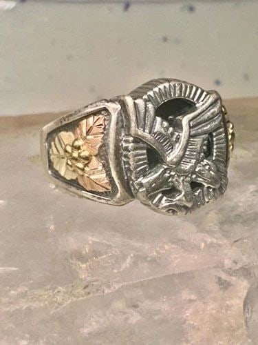 BLACK HILLS GOLD RING EAGLE LEAVES ONYX BAND SIZE 10.2 STERLING SILVER WOMEN MEN: BLACK HILLS GOLD RING EAGLE LEAVES ONYX BAND SIZE 10.2 STERLING SILVER WOMEN MEN Black Hills Gold ring eagle leaves onyx band Size 10.2 sterling silver women men Size 10.25 Weight. 10.2g Length 5/8" W