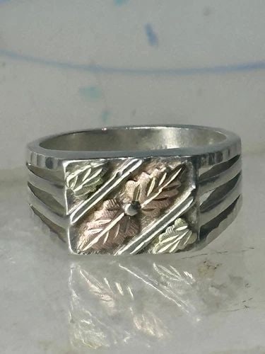 BLACK HILLS GOLD RING LEAVES BAND SIZE 8.25 STERLING SILVER DETAILED 10K WOMEN M: BLACK HILLS GOLD RING LEAVES BAND SIZE 8.25 STERLING SILVER DETAILED 10K WOMEN M Black Hills Gold ring leaves band size 8.25 sterling silver detailed 10K women men Size 8.25 Between a size 8.25 and a 