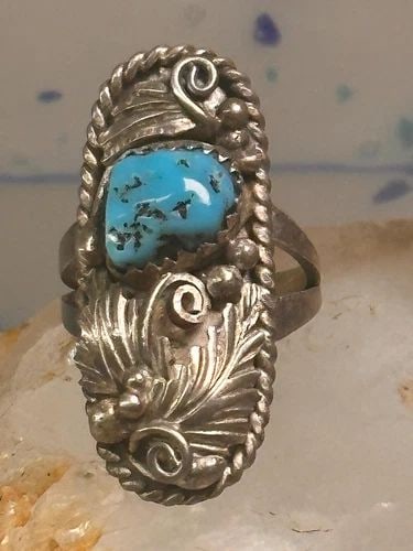 NAVAJO RING LONG LEAVES TURQUOISE SIGNED EP SIZE 6 STERLING SILVER WOMEN: NAVAJO RING LONG LEAVES TURQUOISE SIGNED EP SIZE 6 STERLING SILVER WOMEN Navajo ring long leaves turquoise signed EP size 6 sterling silver women Size 6 Weight 7.6g Length 1 1/4" Width 5/8" Thinnest p