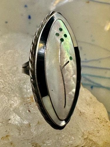 ZUNI RING TURQUOISE FLOWER SIZE 6.50 SLIGHTLY DOMED MOTHER OF PEARL STERLING S: ZUNI RING TURQUOISE FLOWER SIZE 6.50 SLIGHTLY DOMED MOTHER OF PEARL STERLING S Zuni ring Turquoise flower size 6.50 slightly domed mother of pearl sterling silver women Size 6.50 Weight 8.3g Length. 1