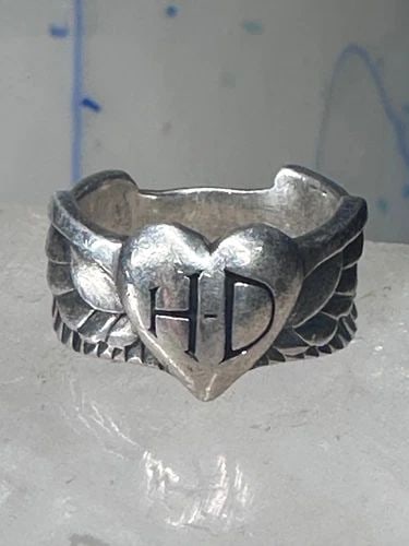HARLEY DAVIDSON RING WINGS BAND WOMEN BIKER SOUTHWEST SIZE 5.75 STERLING SILVER: HARLEY DAVIDSON RING WINGS BAND WOMEN BIKER SOUTHWEST SIZE 5.75 STERLING SILVER Harley Davidson ring wings band women biker southwest size 5.75 sterling silver Size 5.75 Weight 7.3g Width. 7/16" Thinn