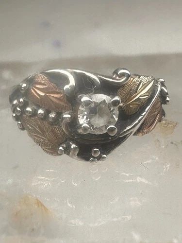 BLACK HILLS GOLD RING LEAVES CZ BAND SIZE 5.75 STERLING SILVER WOMEN GIRLS: BLACK HILLS GOLD RING LEAVES CZ BAND SIZE 5.75 STERLING SILVER WOMEN GIRLS Black Hills Gold ring leaves CZ band size 5.75 sterling silver women girls Size 5.75 Weight 2.6g Width 3/8" Band in the back 