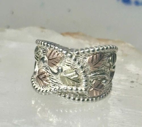 BLACK HILLS GOLD RING FLORAL LEAVES BAND SIZE 5.75 STERLING SILVER WOMEN GIRLS: BLACK HILLS GOLD RING FLORAL LEAVES BAND SIZE 5.75 STERLING SILVER WOMEN GIRLS Black Hills Gold ring floral leaves band size 5.75 sterling silver women girls Size 5.75 Between a size 5.75 and a size 6