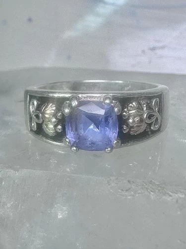 BLACK HILLS GOLD RING WEDDING BAND SIZE 9.50 STERLING SILVER MEN WOMEN: BLACK HILLS GOLD RING WEDDING BAND SIZE 9.50 STERLING SILVER MEN WOMEN Black Hills Gold Ring wedding band size 9.50 sterling silver men women Detailed with 12K over sterling silver Size 9.50 Between a