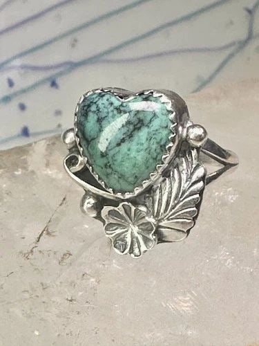 NAVAJO RING HEART LOVE VALENTINE LEAVES BAND SIZE 7.5 STERLING SILVER WOMEN: NAVAJO RING HEART LOVE VALENTINE LEAVES BAND SIZE 7.5 STERLING SILVER WOMEN Navajo ring heart love Valentine leaves band size 7.5 sterling silver women Size 7.5 Weight 5g Length 7/8" Width 5/8" Thinne