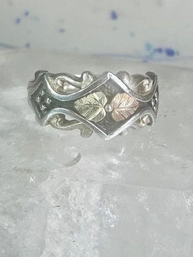 BLACK HILLS GOLD RING BAND LEAVES SIZE 6.75 STERLING SILVER WOMEN: BLACK HILLS GOLD RING BAND LEAVES SIZE 6.75 STERLING SILVER WOMEN Black Hills Gold ring band leaves size 6.75 sterling silver women Size 6.75 Weight. 5.3g Width 3/8" Thinnest part of band 5/32"