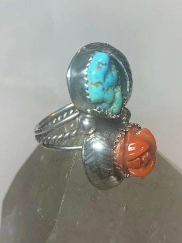 TURQUOISE RING NAVAJO SCALLOPED STAMPINGS SOUTHWEST STERLING SILVER SIZE 10: TURQUOISE RING NAVAJO SCALLOPED STAMPINGS SOUTHWEST STERLING SILVER SIZE 10 Turquoise ring Scalloped stampings southwest sterling silver women Signed TR Size 10 Weight 17.5g Length 1" Width 5/8" Thinn