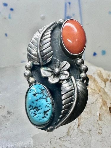 TURQUOISE RING CORAL BAND LEAVES SQUASH BLOSSOM NAVAJO SIZE 6.75 STERLING SILVER: TURQUOISE RING CORAL BAND LEAVES SQUASH BLOSSOM NAVAJO SIZE 6.75 STERLING SILVER Turquoise ring coral band leaves squash blossom Navajo size 6.75 sterling silver women Size 6.75 Weight 5.8g Length. 1 