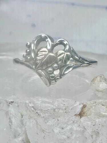 BLACK HILLS GOLD RING HEART LOVE VALENTINE LEAVES FLORAL SIZE 8.25 STERLING: BLACK HILLS GOLD RING HEART LOVE VALENTINE LEAVES FLORAL SIZE 8.25 STERLING Black Hills Gold ring heart love Valentine leaves floral size 8.25 sterling silver women Size 8.25 Weight 3.9g Length 1/2" W