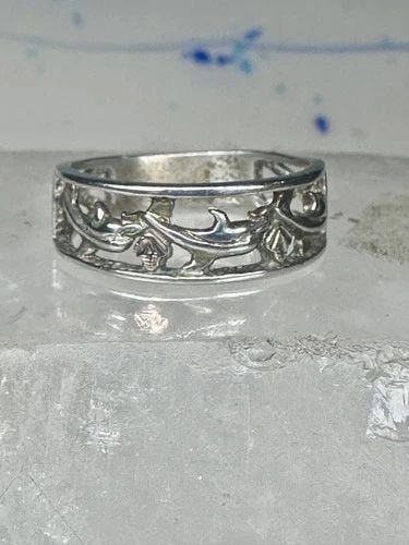 DOLPHIN BLACK HILLS GOLD RING DOLPHINS BAND SIZE 7.75 STERLING SILVER WOMEN: DOLPHIN BLACK HILLS GOLD RING DOLPHINS BAND SIZE 7.75 STERLING SILVER WOMEN Dolphin Black Hills Gold ring dolphins band size 7.75 sterling silver Size 7.50 Weight 2.5g Width 1/4" Thinnest part of the 