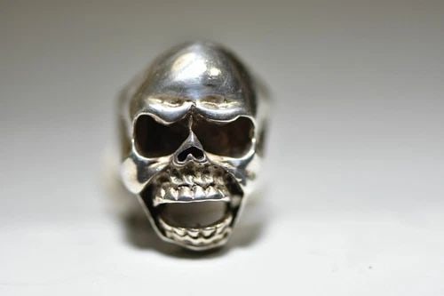 SKULL RING SIZE 8.75 VINTAGE STERLING SILVER BIKER MEN B: SKULL RING SIZE 8.75 VINTAGE STERLING SILVER BIKER MEN B Skull ring sterling silver biker men Size 8.75 Between a Size 8.75 and size 9 weight 17.3g Widest part of band 1 1/4" Thinnest part of band 1/4