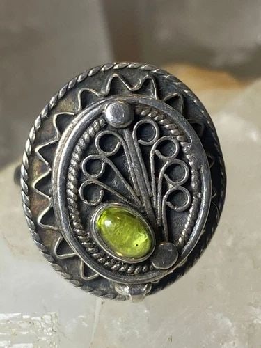 POISON RING SIZE 7.75 FILIGREE BAND STERLING SILVER WOMEN: POISON RING SIZE 7.75 FILIGREE BAND STERLING SILVER WOMEN Poison ring filigree band sterling silver women Size 7.75 Between a size 7.75 and a size 8 Weight 10.6g Length. 1" Width. 5/8" Thinnest part o