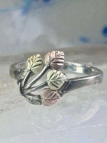 BLACK HILLS GOLD RING SIZE 9 LEAVES FLORAL BAND STERLING SILVER WOMEN GIRLS: BLACK HILLS GOLD RING SIZE 9 LEAVES FLORAL BAND STERLING SILVER WOMEN GIRLS Black Hills Gold ring size 9 leaves floral band Sterling silver women girls Size 9 Weight. 3g Width 1/2" Thinnest part of ba