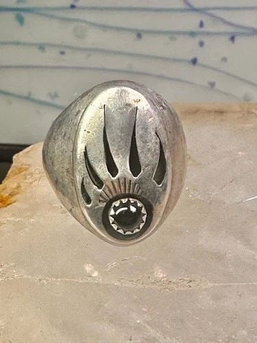 NAVAJO RING BEAR FOOTPRINT SIZE 11.25 ONYX STERLING SILVER WOMEN MEN SIGNED R: NAVAJO RING BEAR FOOTPRINT SIZE 11.25 ONYX STERLING SILVER WOMEN MEN SIGNED R Navajo ring bear footprint size 11.25 onyx sterling silver women men signed R Size 11.25 Weight 13.8g Length 1" Thinnest p