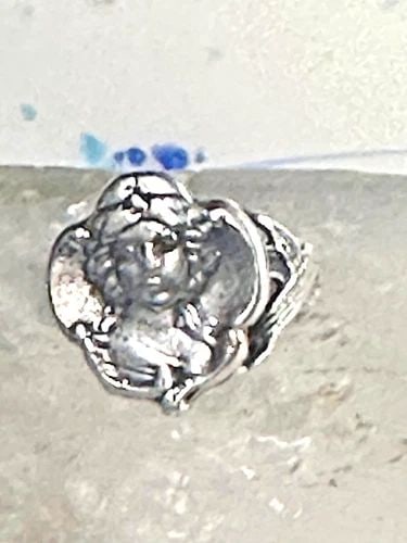 FACE RING ART NOUVEAU BAND SIZE 2.75 STERLING SILVER PINKY WOMEN GIRLS: FACE RING ART NOUVEAU BAND SIZE 2.75 STERLING SILVER PINKY WOMEN GIRLS Face ring Art Nouveau band size 2.75 sterling silver pinky women girls Size 2.75 Weight 3.8g Length. 5/8" Width 1/2" Thinnest par