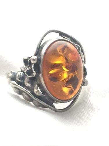 VINTAGE AMBER RING WITH FLOWER LEAVES ART NOUVEAU SIZE 8 6.4G: VINTAGE AMBER RING WITH FLOWER LEAVES ART NOUVEAU SIZE 8 6.4G Vintage Amber Ring with Flower Leaves Influenced by the Arts & Crafts Movement of the 40 's Size 8 Weight 6.4g Length 1 7/8" Width 1/2" Fr