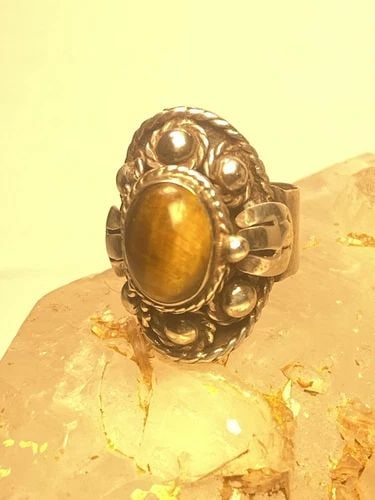 POISON RING SIZE 6 TIGER EYE MEXICO STERLING SILVER WOMEN GIRLS: POISON RING SIZE 6 TIGER EYE MEXICO STERLING SILVER WOMEN GIRLS Poison ring Tiger eye Mexico sterling silver women girls Size 6 adjustable Weight 7g length. 1" Width 1/2" Thinnest part 1/4" Delivered 