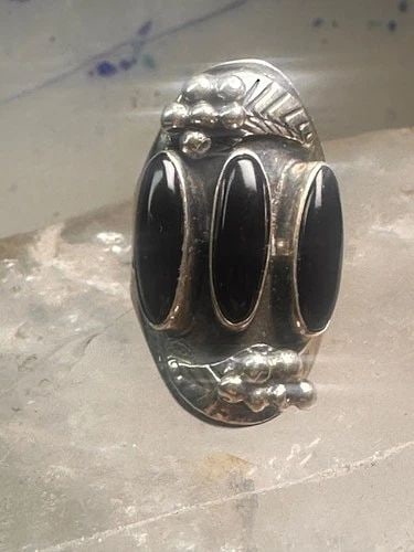 VINTAGE ONYX RING LEAF SOUTHWEST LONG CIGAR BAND SIZE 7 STERLING SILVER WOMEN: VINTAGE ONYX RING LEAF SOUTHWEST LONG CIGAR BAND SIZE 7 STERLING SILVER WOMEN Vintage onyx ring leaf southwest long cigar band size 7 Sterling silver women signed M Size 7 Weight 8.9g Length. 1 3/8" W