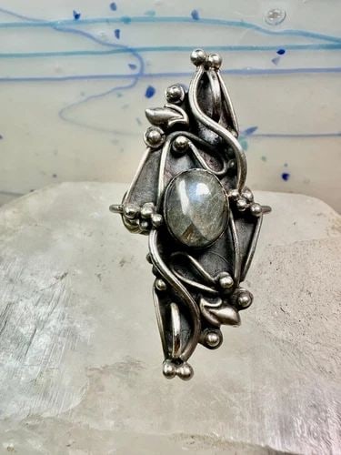 LONG LABRADORITE RING SIZE 6.75 STERLING SILVER WOMEN: LONG LABRADORITE RING SIZE 6.75 STERLING SILVER WOMEN Long Labradorite ring size 6.75 sterling silver women Size 6.75 Weight. 12.8g Length. 2" Width 3/4" Thinnest part of band 3/16"