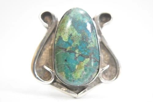NAVAJO RING GREEN TURQUOISE STERLING SILVER BOHO WOMEN SIZE 7.5: NAVAJO RING GREEN TURQUOISE STERLING SILVER BOHO WOMEN SIZE 7.5 Navajo ring green turquoise sterling silver boho women Size 7.5 Weight 16.3g Widest part of ring (length of front) 1 1/4" Thinnest part 