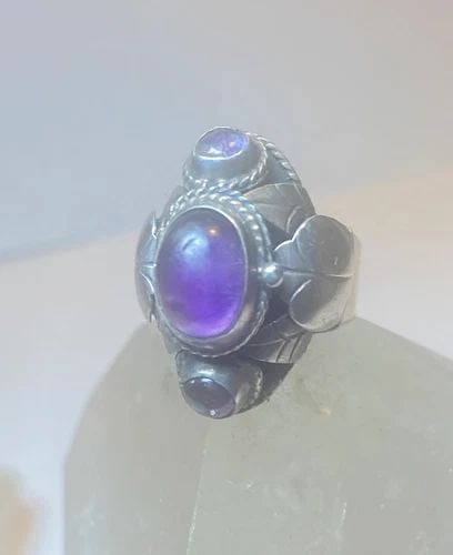 POISON RING AMETHYST STERLING SILVER WOMEN GIRLS: POISON RING AMETHYST STERLING SILVER WOMEN GIRLS Poison ring amethyst sterling silver Mexican Mexico women girls Size 7.75 Weight 3.5g Length 5/8" Width 3/8" Thinnest back of band 1/8"