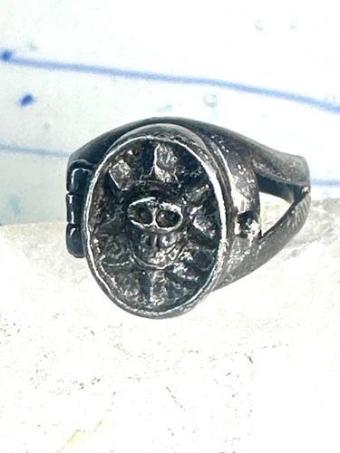 POISON SKULL RING VINTAGE HALLOWEEN BRUTALIST SIZE 7.50 STERLING SILVER WOMEN: POISON SKULL RING VINTAGE HALLOWEEN BRUTALIST SIZE 7.50 STERLING SILVER WOMEN Poison skull ring Vintage Brutalist Halloween Size 7.50 sterling silver women Size 7.50 Weight 8.7g Length 5/8 Width. 1/2"