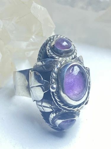 POISON RING MEXICO AMETHYST STERLING SILVER WOMEN GIRLS: POISON RING MEXICO AMETHYST STERLING SILVER WOMEN GIRLS Poison ring Mexico amethyst sterling silver women girls Size 8 adjustable Weight 7.8g Length 1. 1/8" Width 1/2" Thinnest part of band. 3/16"