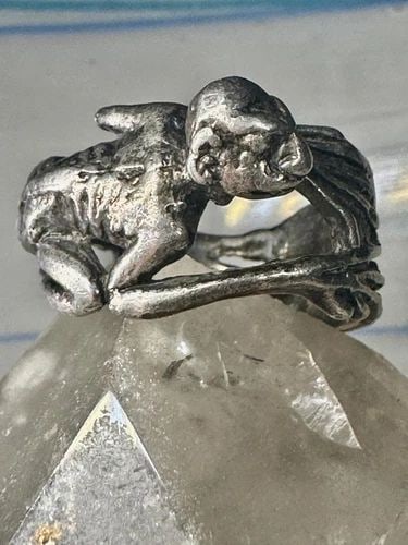 GOLLUM RING SIZE 6.50 FIGURATIVE FIGURE STERLING SILVER WOMEN: GOLLUM RING SIZE 6.50 FIGURATIVE FIGURE STERLING SILVER WOMEN Gollum ring size 6.50 figurative figure sterling silver women Size 6.50 Between a size 6.50 and a size 6.75 Weight 8.9g Width 1/2" Thinnes