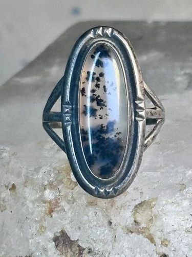 VINTAGE LONG AGATE RING NAVAJO SIZE 8.25 STERLING SILVER WOMEN GIRLS: VINTAGE LONG AGATE RING NAVAJO SIZE 8.25 STERLING SILVER WOMEN GIRLS Vintage Long Agate Ring Navajo size 8.25 sterling silver women girls Size 8.25 Weight 7.1g Length 1. 1/8" Width 1/2" Thinnest part 