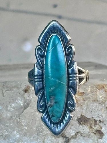 VINTAGE LONG TURQUOISE RING NAVAJO SIZE 7.75 STERLING SILVER WOMEN GIRLS: VINTAGE LONG TURQUOISE RING NAVAJO SIZE 7.75 STERLING SILVER WOMEN GIRLS Vintage Long Turquoise Ring Navajo size 7.75 sterling silver women girls Structurally secure Flaws in the turquoise Size 7.75 W