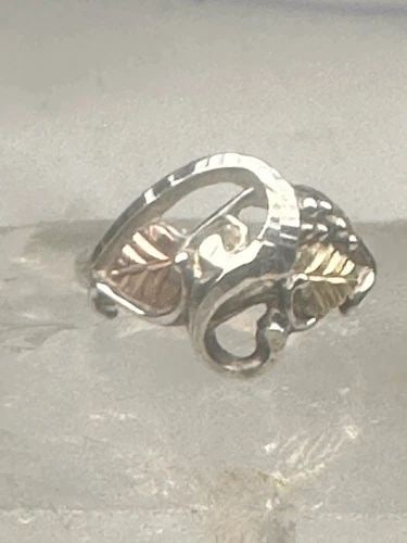BLACK HILLS GOLD RING LEAVES BAND SIZE 5.75 STERLING SILVER WOMEN GIRLS: BLACK HILLS GOLD RING LEAVES BAND SIZE 5.75 STERLING SILVER WOMEN GIRLS Black Hills Gold ring leaves band size 5.75 sterling silver women girls Size 5.75 Weight 2.7g Width 1/2" Band in the back 1/8"