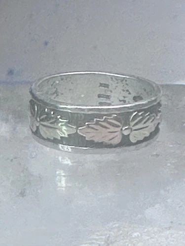 BLACK HILLS GOLD RING WEDDING LEAVES BAND SIZE 5.25 STERLING SILVER WOMEN PINKY: BLACK HILLS GOLD RING WEDDING LEAVES BAND SIZE 5.25 STERLING SILVER WOMEN PINKY Black Hills Gold Ring wedding leaves band size 5.25 sterling silver women pinky Detailed with 12K over sterling silver S