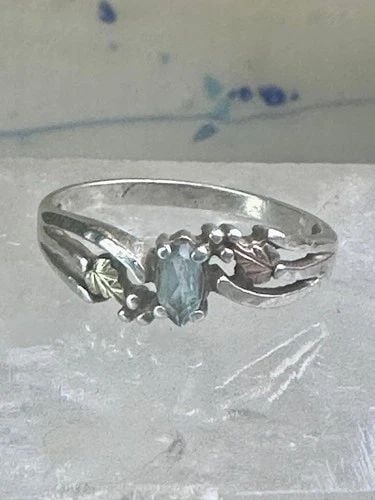 BLACK HILLS GOLD RING FLORAL BAND LEAVES SIZE 9 STERLING SILVER WOMEN: BLACK HILLS GOLD RING FLORAL BAND LEAVES SIZE 9 STERLING SILVER WOMEN Black Hills Gold ring floral blue band leaves size 9 sterling silver women Weight. 2.6g Length 1/4" Width 1/4" Thinnest part of ba