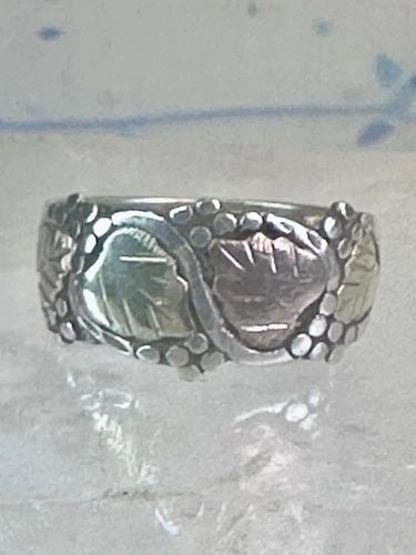 BLACK HILLS GOLD RING FLORAL WEDDING BAND LEAVES SIZE 4.5 STERLING SILVER WOMEN: BLACK HILLS GOLD RING FLORAL WEDDING BAND LEAVES SIZE 4.5 STERLING SILVER WOMEN Black Hills Gold ring floral wedding band leaves size 4.5 sterling silver women Size 4.50 Weight. 4.4g Width 7/16" Thinn