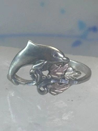 BLACK HILLS GOLD RING LEAVES DOLPHIN BAND FLORAL SIZE 6.75 STERLING SILVER WOMEN: BLACK HILLS GOLD RING LEAVES DOLPHIN BAND FLORAL SIZE 6.75 STERLING SILVER WOMEN Black Hills Gold ring leaves Dolphin band floral size 6.75 sterling silver women Size 6.75 Between a size 6.75 and a si