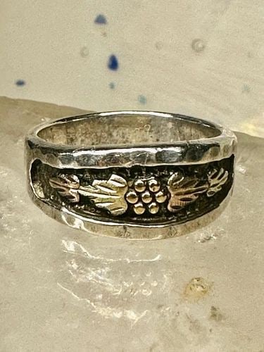 BLACK HILLS GOLD RING WEDDING BAND SIZE 8.50 STERLING SILVER WOMEN MEN: BLACK HILLS GOLD RING WEDDING BAND SIZE 8.50 STERLING SILVER WOMEN MEN Black Hills Gold ring wedding band size 8.50 sterling silver women men Size 8.50 Weight 5.8g Widest part 3/8" Thinnest part of ba
