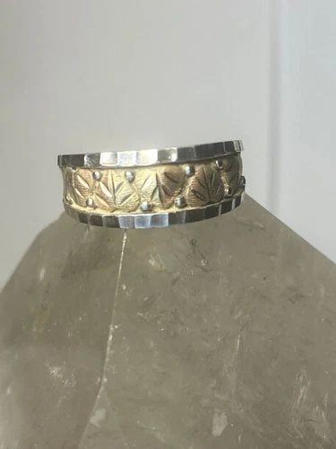 BLACK HILLS GOLD RING LEAVES BAND STERLING SILVER WOMEN MEN SIZE 6.75: BLACK HILLS GOLD RING LEAVES BAND STERLING SILVER WOMEN MEN SIZE 6.75 Black Hills Gold ring leaves band sterling silver women men Size 6.75 10K gold overlay w logo Weight 5.1g Widest part 1/4" Thinnes